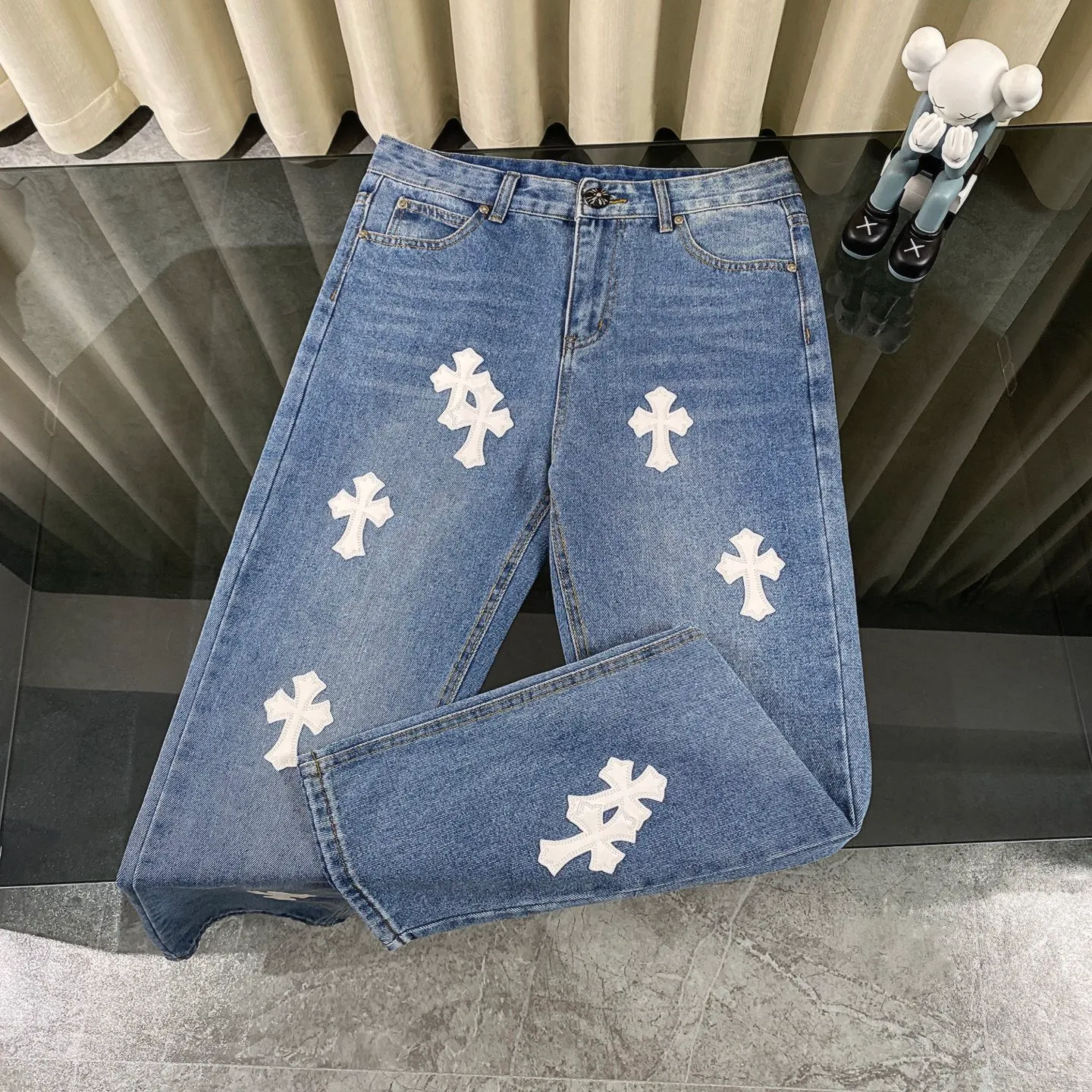 P240 chrome hearts 2025 classic white cross patchwork leather jeans vi Top heavy industry fashionable design] Consistent high street luxury style creation. Speaking of this style, the Zangyin family and GU family are definitely the leading representative brands. Especially the Zangyin family has really achieved a state-of-the-art effect in creating high street style. The unique washed material is used to create this style. The color system is quite eye-catching. After it is decorated with patchwork cross flowers, it cleverly highlights the charm of the brand. Secondly, this style uses classic The classic high-waist cutting design highlights the long legs and fashionable temperament of the upper body. The brand is highly recognizable and the slim fit configuration is more suitable for daily wear. It is a product that interprets personality, fashion, and specifications at a glance. This single product is enough to make any fan excited. It can be a white T-shirt for youthful preppy style, or a tight suspender for lady style. It has strong matching ability and can be easily controlled by men.  [Materials and craftsmanship] Needless to say, this point goes without saying. As an excellent craftsman brand, Zangyin’s requirements for details and craftsmanship are really perfect. The washed color of this model has gone through so many processes, not to mention the embellishment of denim appliques. It is also purely hand-made and sewn. Just like what they believe in, only hand-made things have soul and have the meaning of wear. A top-notch heavy-duty fashionable denim item, I look forward to your perfect interpretation! !  Size:28-36